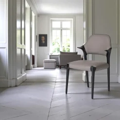 Chaises En Bois|Chaises Contemporaines|Chaise en cuir marron design, accoudoirs bois noir ALDER